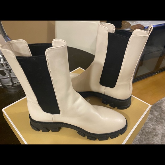 Michael Kors Ridley Chelsea boot. Light cream. Size 10m - Picture 5 of 6